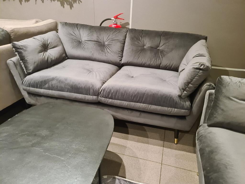 Nieuwe 2zits bank adore velvet grijs 165cm €295, Ophalen, ., Nieuw, .