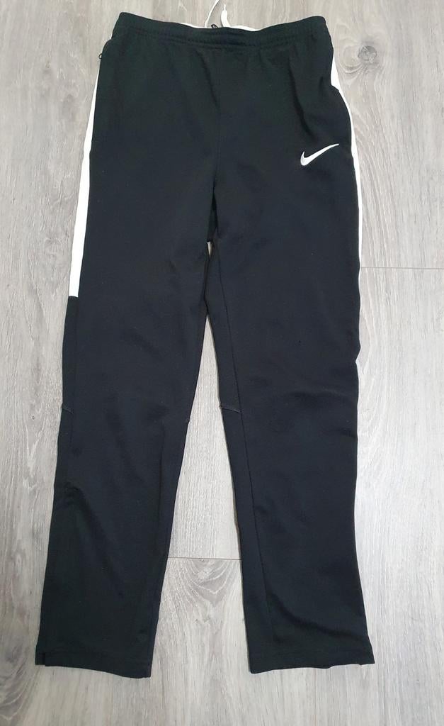 Nike trainingsbroek zwart met witte streep, Kinderen en Baby's, Kinderkleding | Maat 164, Gebruikt, Jongen of Meisje, Sport- of Zwemkleding