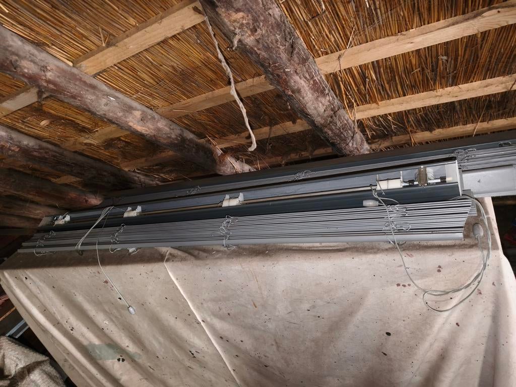 2 lamellen grijskleurig, Huis en Inrichting, Stoffering | Gordijnen en Lamellen, Ophalen, 100 tot 150 cm, 100 tot 150 cm, Zo goed als nieuw