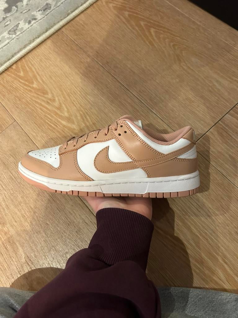 Nike dunk low 'rose whisper' maat 39, Ophalen of Verzenden, Nieuw, Roze, Sneakers of Gympen