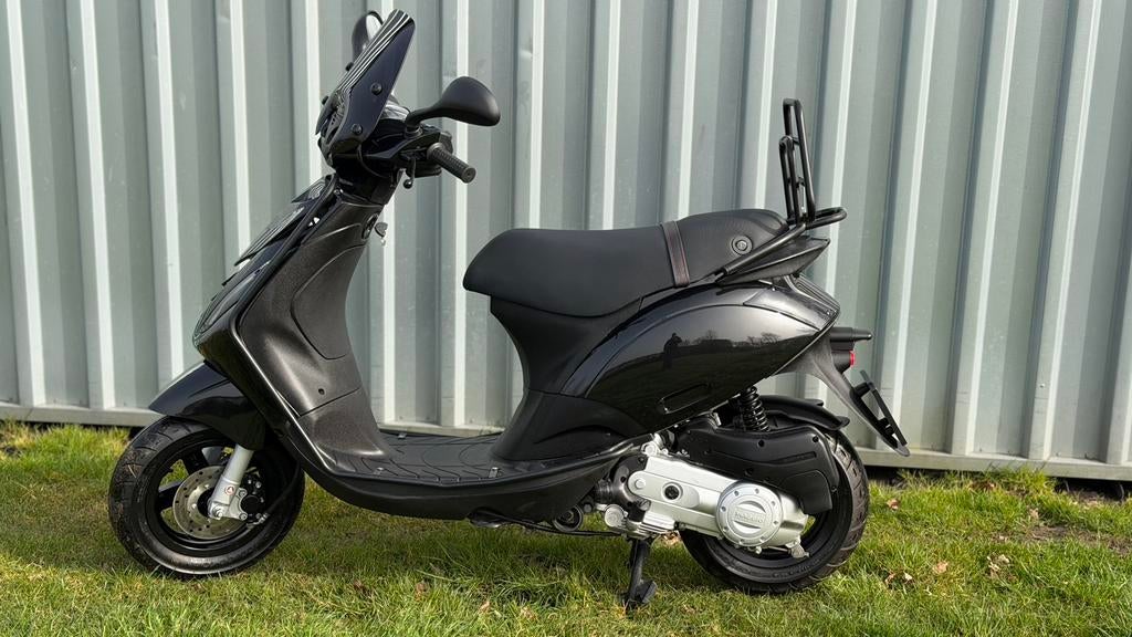 Piaggio zip / 2022 / 250 km / als niew, Fietsen en Brommers, Scooters | Piaggio, Zo goed als nieuw, Zip, Maximaal 25 km/u, Benzine