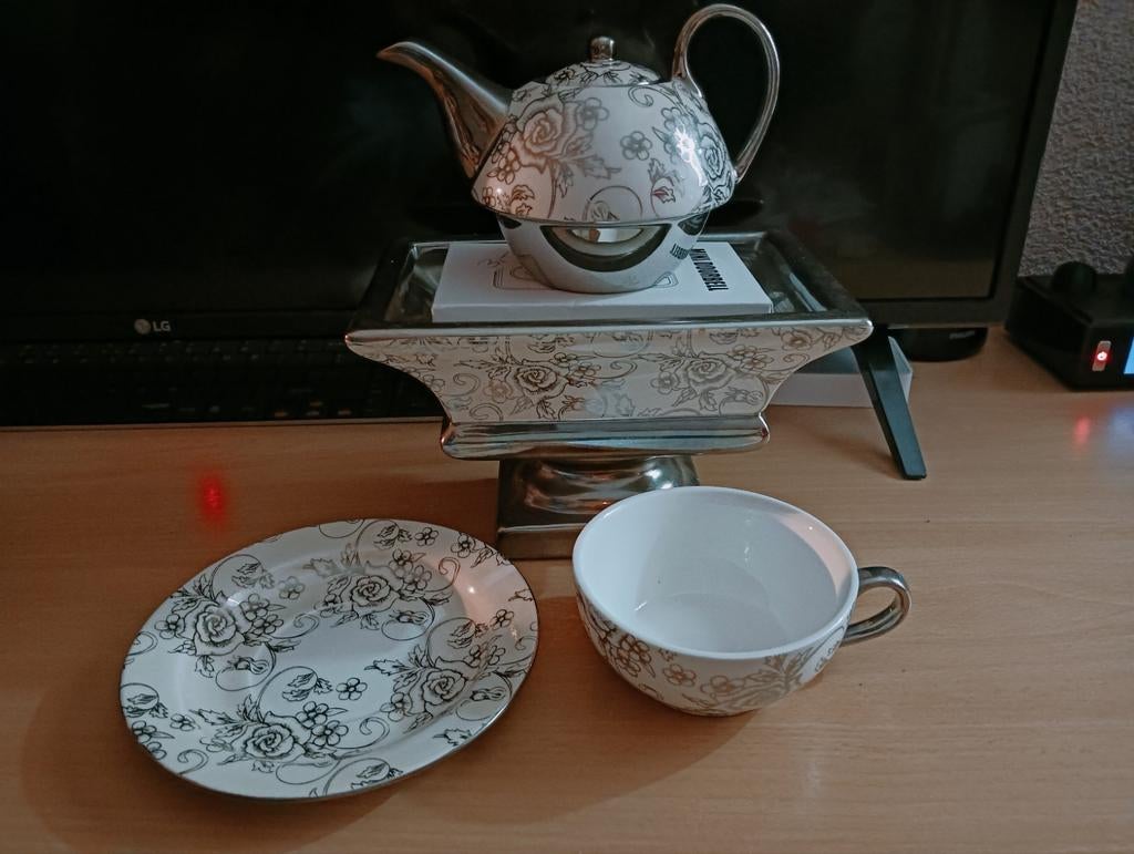 Theepot, kopje, bloempot, schotel - complete set, Gebruikt, Keramiek, Ophalen of Verzenden, Overige stijlen