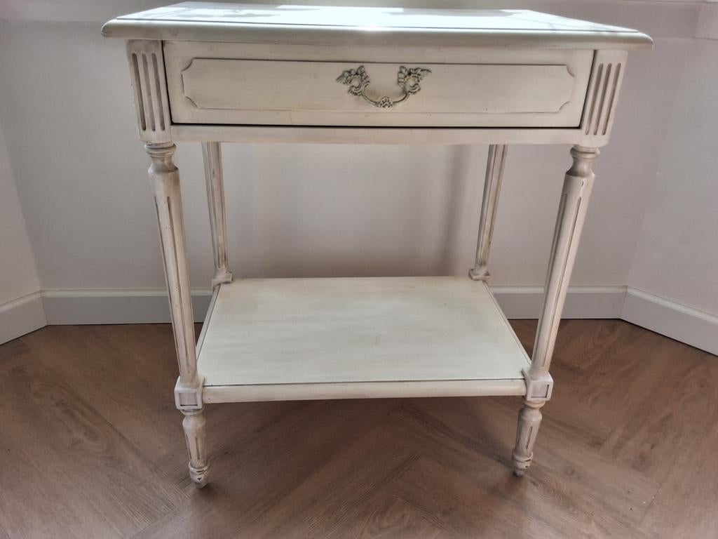 Charmante brocante bijzettafel te koop aangeboden., Huis en Inrichting, Tafels | Bijzettafels, Ophalen, 55 tot 75 cm, Zo goed als nieuw