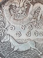 Mooie oude Chinese munt of penning met paard en draak 4,4 cm, Antiek en Kunst, Ophalen of Verzenden