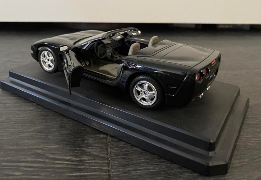 Bburago Chevrolet Corvette Convertible 1998 - Zwart, Ophalen of Verzenden, Zo goed als nieuw, Auto, Bburago