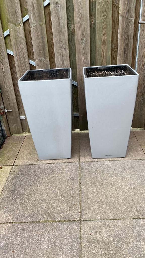 Twee lichtgrijze Lechuza plantenbakken, Ophalen, Gebruikt, Kunststof