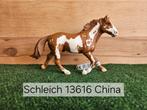 Schleich 13616 Mustang hengst met vaantje uit 2007, Ophalen of Verzenden, Zo goed als nieuw, Paard, Beeldje of Figuurtje