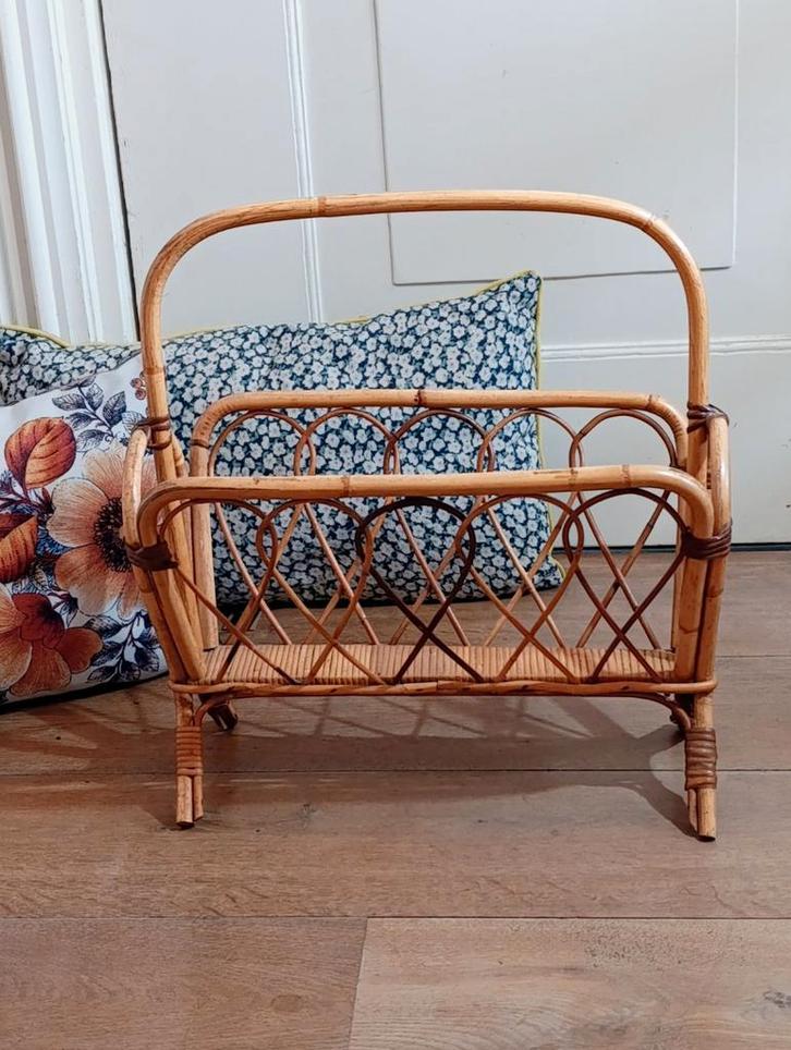 Vintage rotan magazinerek lectuurmand, iconisch 1970s design, Huis en Inrichting, Woonaccessoires | Krantenbakken en Lectuurbakken