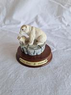 Beeldje Moeder ijsbeer met jong op rots B062, Verzamelen, Beelden en Beeldjes, Ophalen of Verzenden, Gebruikt, Dier