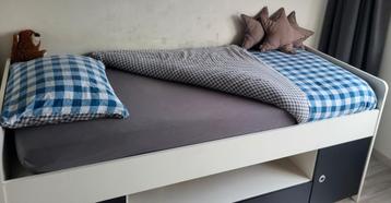 Compleet hoog bed met laden, opbergruimte en accessoires beschikbaar voor biedingen