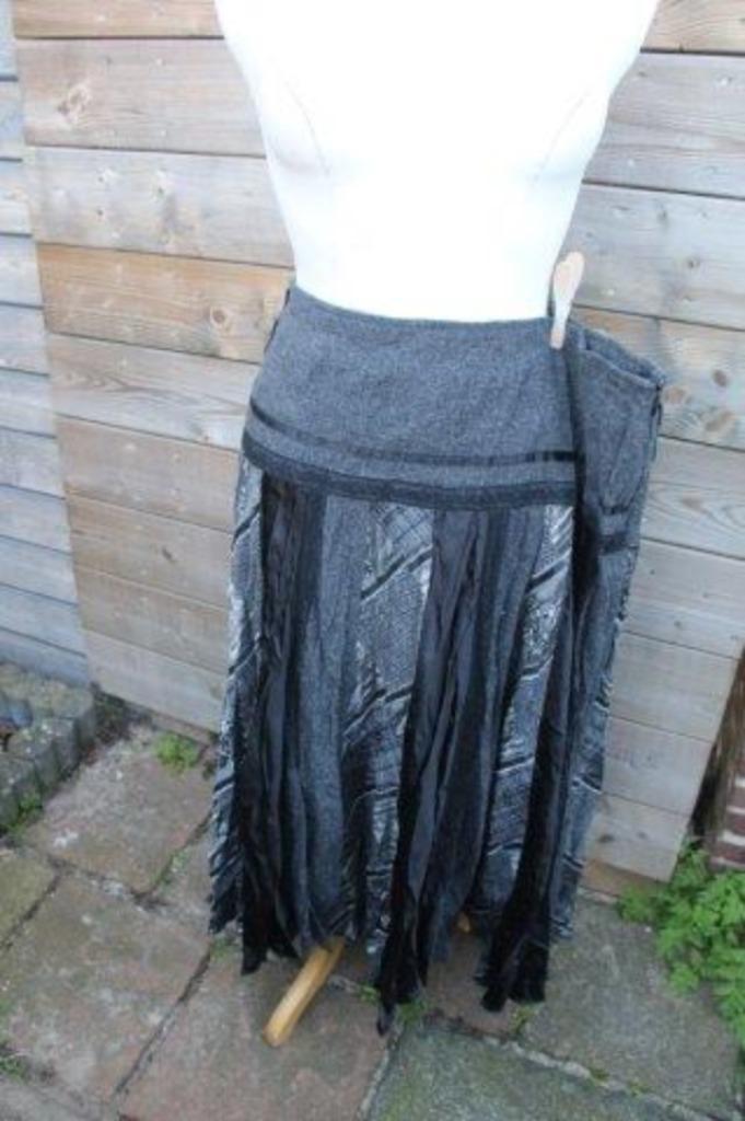 Rok zwart/ grijs Lisa Campione mt 46 Winter Vaste prijs, Kleding | Dames, Rokken, Zo goed als nieuw, Maat 46/48 (XL) of groter