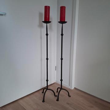 Mooie rustieke hoge kandelaars beschikbaar voor biedingen