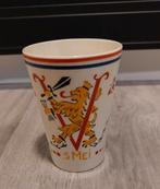 Antieke Nederlandse Mok - 5 Mei 1945, Ophalen, Gebruikt, Rood, Beker of Kan