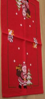 Geborduurd kerst lopertje rood met kerstman en bomen, Ophalen of Verzenden, Nieuw, Patroon