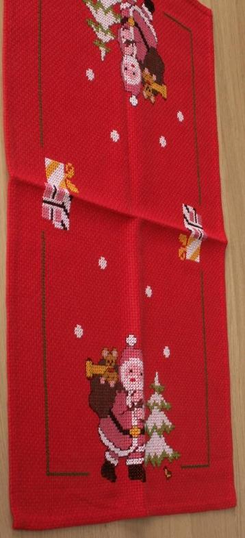 Geborduurd kerst lopertje rood met kerstman en bomen beschikbaar voor biedingen