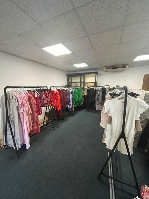 restpartij nieuwe dames kleding (300 stuks), Kleding | Dames, Dames-kledingpakketten, Nieuw, Maat 42/44 (L), Ophalen