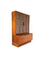 Vintage vitrinekast, IB Kofod-Larsen, Faarup Møbelfabrik ‘60, Met deur(en), Glas, 100 tot 150 cm, Vintage retro buisframe design rotan webbing papercord deens