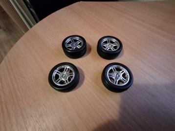 Setje wielen met band van modelauto 1:18 beschikbaar voor biedingen