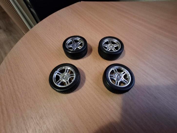 Setje wielen met band van modelauto 1:18, Hobby en Vrije tijd, Modelauto's | 1:18, Zo goed als nieuw, Auto, Overige merken, Ophalen of Verzenden