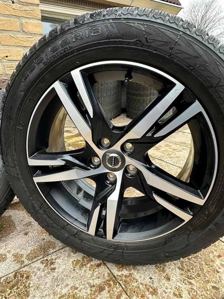 ZGAN originele Volvo XC40 velgen met Nokia winterbanden, Auto-onderdelen, Banden en Velgen, Banden en Velgen, Winterbanden, 18 inch
