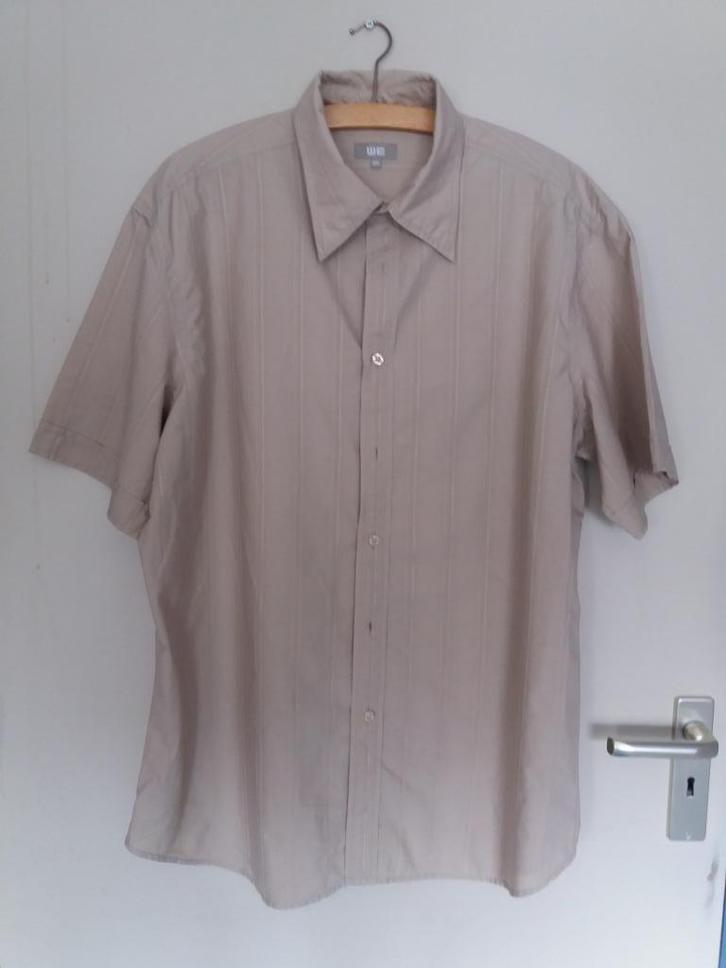 Een beige overhemd met streepje in de stof en korte mouwen., Kleding | Heren, Overhemden, Zo goed als nieuw, Halswijdte 43/44 (XL)