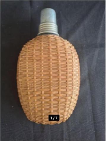 Wicker Woven Glass Drinks Flask. Vintage rattan Hip Flask 25 beschikbaar voor biedingen