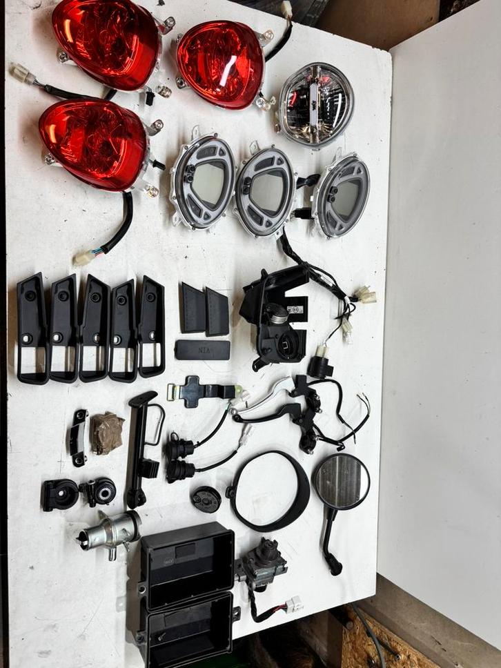 Verschillende onderdelen Sym Fiddle 4, Fietsen en Brommers, Brommeronderdelen | Scooters, Gebruikt, SYM, Kap, Ophalen of Verzenden