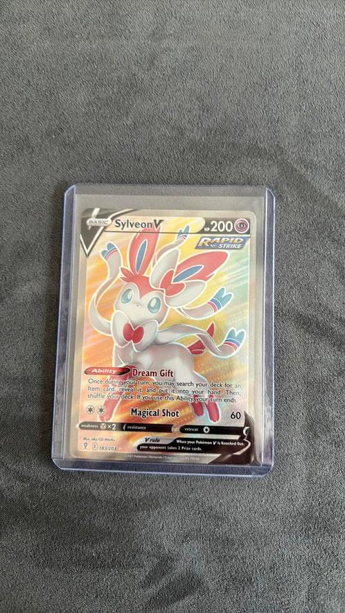 Sylveon V 183/203, Hobby en Vrije tijd, Verzamelkaartspellen | Pokémon, Zo goed als nieuw, Losse kaart, Ophalen of Verzenden