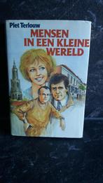 Mensen in een kleine wereld. Piet Terlouw, Boeken, Ophalen of Verzenden, Gelezen