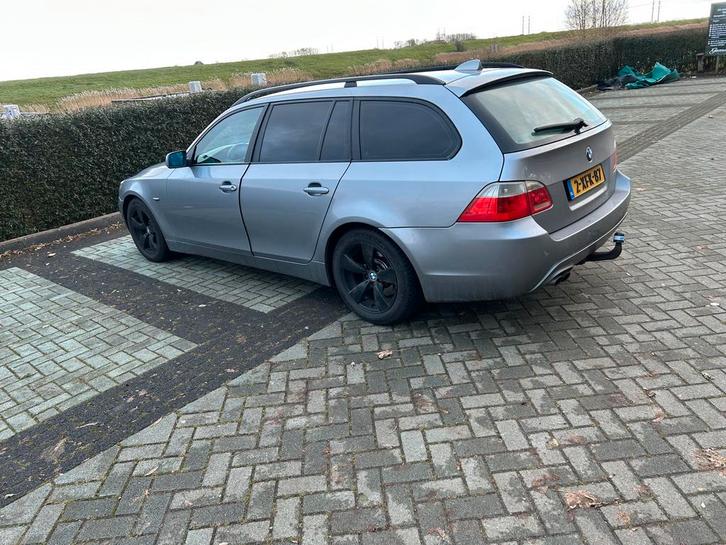 BMW 525i 2005 handgeschakeld 6bak ( ruilen ), Auto's, BMW, Particulier, 5-Serie, Benzine, Stationwagon, Geïmporteerd, Zilver of Grijs