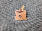 1 mooie pin van een grote zak koffie te koop, Verzamelen, Speldjes, Pins en Buttons, Ophalen of Verzenden, Nieuw, Overige onderwerpen