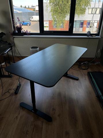 Zwart bureau – 160x80 cm, stevig design (4 stuks aanwezig) beschikbaar voor biedingen