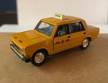 1:43 Lada 2105  Taxi beschikbaar voor biedingen