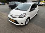 Toyota Aygo 1.0 VVT-i Now AIRCO ELEC RAMEN DEALER OH APK NAP, Euro 5, Gebruikt, 4 stoelen, Origineel Nederlands