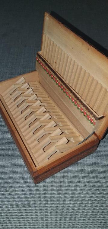 Oude sigarettendoos van hout beschikbaar voor biedingen