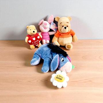 Set van 4 Winnie de Poeh knuffels – met bloem en hartje beschikbaar voor biedingen