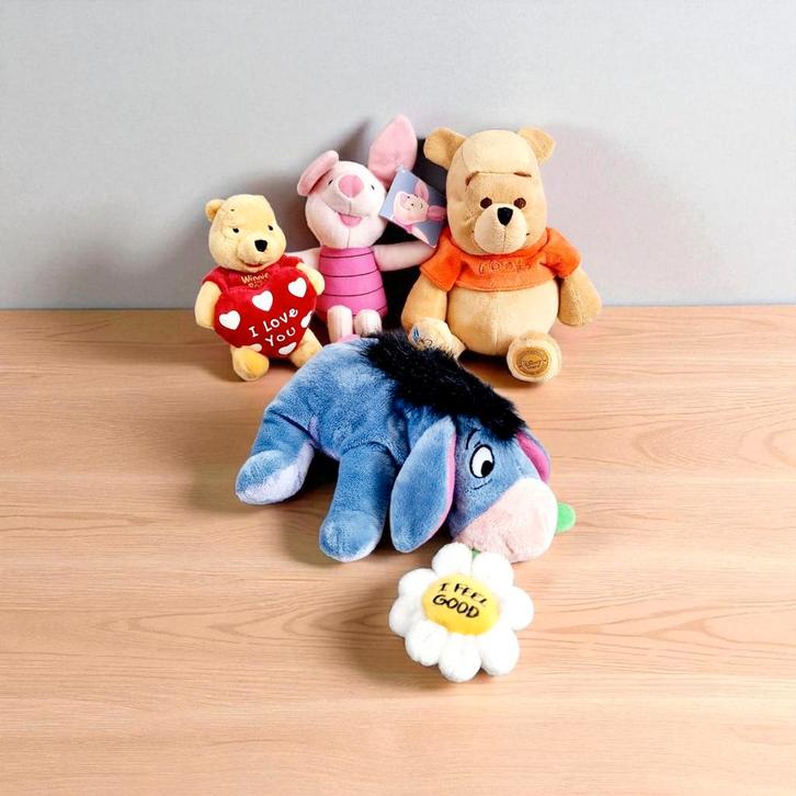 Set van 4 Winnie de Poeh knuffels – met bloem en hartje, Kinderen en Baby's, Speelgoed | Knuffels en Pluche, Zo goed als nieuw