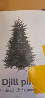 Zeer realistische kunst kerstboom. 240 cm hoog.  Djill Pine, Diversen, Kerst, Ophalen, Nieuw