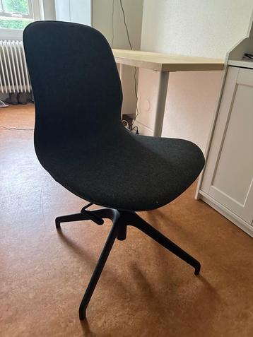 Bureau inclusief stoel  beschikbaar voor biedingen