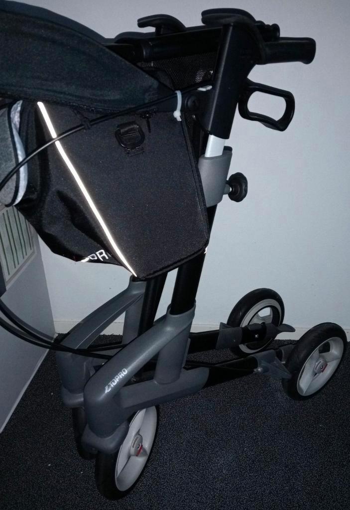 Prachtige zwarte TOPRO Troja 5G rollator.
In nieuwstaat., Diversen, Rollators, Zo goed als nieuw, Ophalen