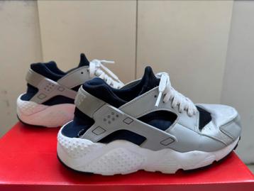 Nike Huarache maat 35 beschikbaar voor biedingen
