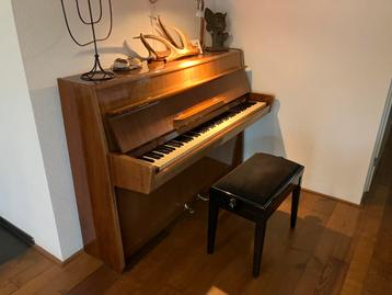 Petrof piano met verstelbare piano kruk beschikbaar voor biedingen