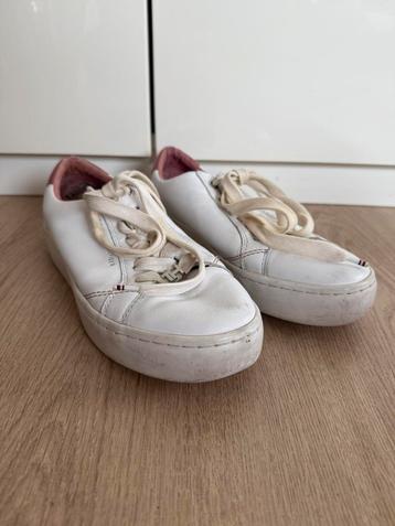 Witte Tommy Hilfiger sneakers beschikbaar voor biedingen