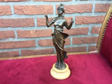 stijlvol bronzen beeldje, elegante klassieke dame beschikbaar voor biedingen