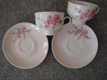 Twee vintage kop en schotels gebloemde koffiekopjes beschikbaar voor biedingen
