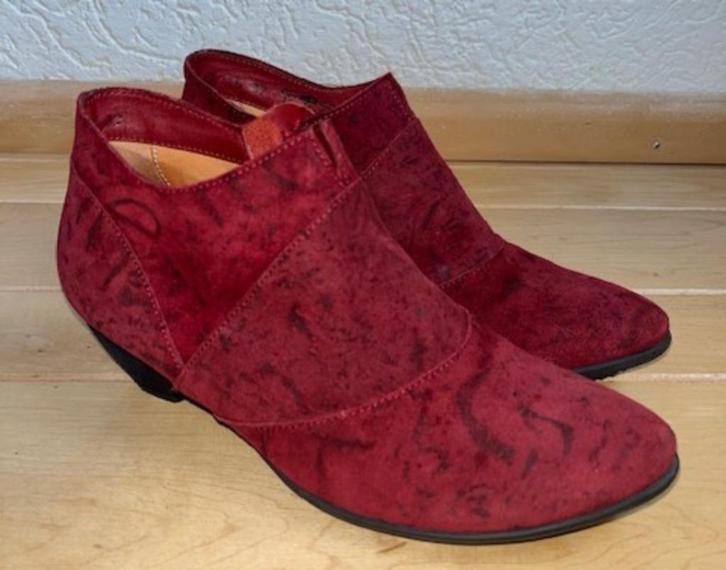 Think! enkellaarzen maat 37 rood met zwart echt suède ZGAN, Kleding | Dames, Schoenen, Zo goed als nieuw, Lage of Enkellaarzen
