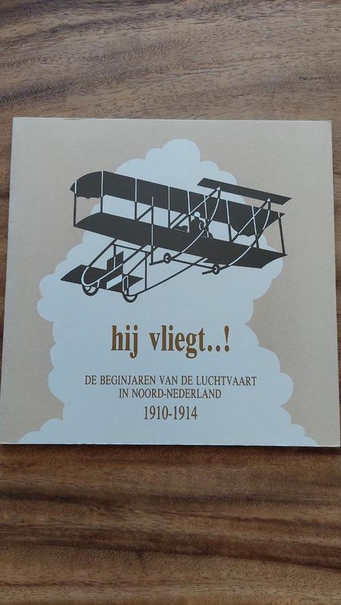 Hij vliegt..! Luchtvaart Noord-Nederland 1910-1914., Boeken, Geschiedenis | Stad en Regio, Zo goed als nieuw, Ophalen of Verzenden