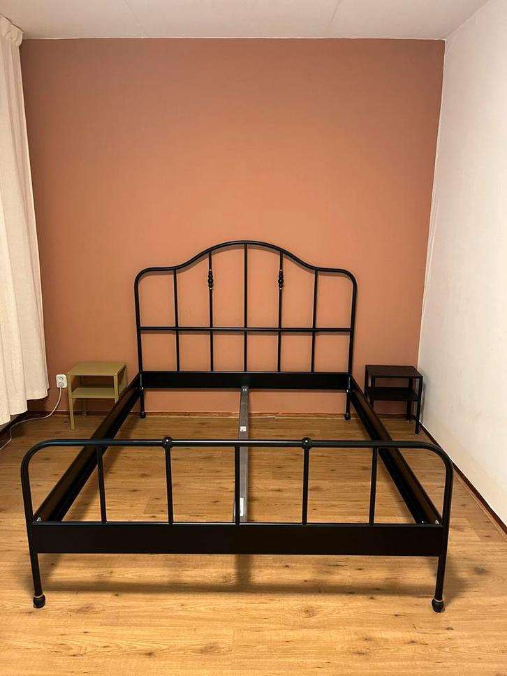 Badframe Ikea Sagstua tweepersoons 160 cm bij 200 cm, Huis en Inrichting, Slaapkamer | Bedden, Tweepersoons, 160 cm, 200 cm, Metaal