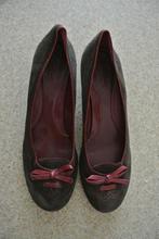 Cole Haan pumps 42,5 valt 41 bruin suede zga nieuw, Kleding | Dames, Schoenen, Pumps, Bruin, Ophalen of Verzenden, Zo goed als nieuw