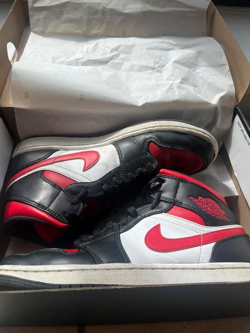 Air jordan 1 mid black/fire red-white maat 41, Kleding | Heren, Schoenen, Gedragen, Sportschoenen, Overige kleuren, Ophalen of Verzenden